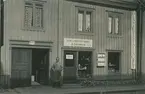 Birger Theander utanför sin affär. Gåva av familjen Theander.
Artikel om Birger Theanders 75-årsdag finnes.