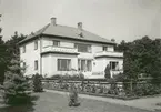 Konsul Gösta Jeansson och fru Ann-Maries hem.
Villa Talludden var först direktör Ragnar L. Jeanssons sommarhus, men byggdes om 1934-35 för att bli en fashionabel åretruntbostad för Gösta och Ann-Marie Jeansson.

Se Jeanssondynastien av Göran P D Adolfsson, sidan 270 f. Se även : Talluddens bebyggelsehistoria av Gunnar Magnusson (1990)