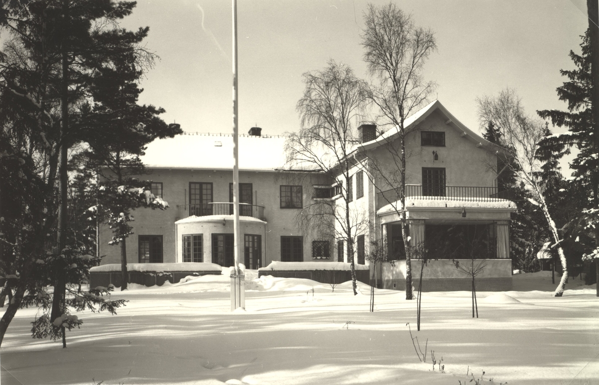Bergavik, nuvarande kv. Havsörn. Kvarteret är uppkallat efter Sven Jeansson båt Havsörn och är i obestämd form. På platsen låg tidigare Sven Jeansson och hans fru Anna-Lisas villa som avbildas här. Villan är numera riven.