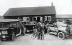 Bilhandel på Stensö. Bilar och en knallert. Råbergs mekaniska verkstad. H123 i mitten är en Daimler 1915 ca, 16-45 hk Grosshandlare A Andersson Kalmar. H266 till höger är en N.A.G 1915 ca, 12-38 hk  Grosshandlare O Andersson Kalmar.