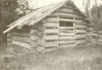 Timrad ängslada i Rumskulla.

Hölada av rundtimmer. Foto 1923
Hj. Johansson.