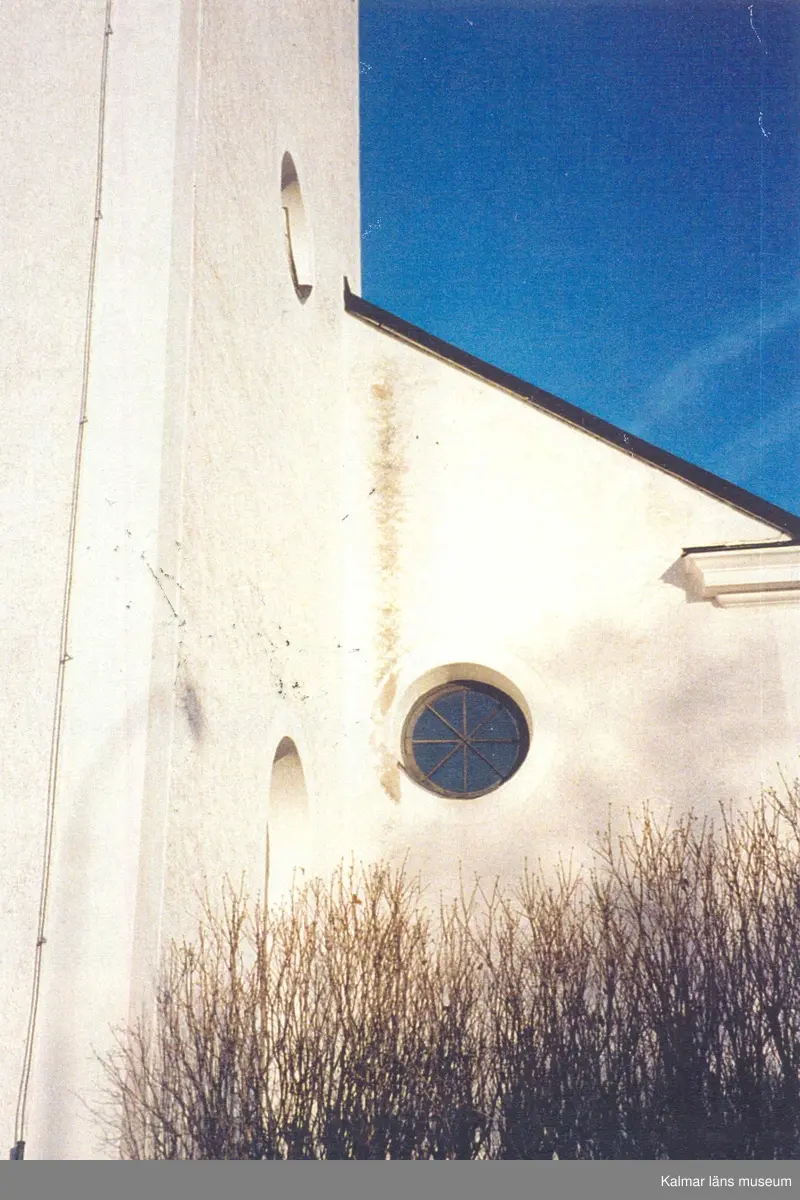 Rosettfönster på Rumskulla kyrka.