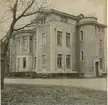 Villa Skansen.  Den som lät bygga villan 1883 var handlaren och v. konsuln John Oskar Roosval. Arkitekten John Wilhelm Löfmark har ritat villan.