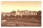 Gamla lasarettet i Kalmar. Invigdes 1878 och ersatte då det gamla hospitalet på Södra Vägen. Dömdes ut som sjukhus under 1930-talet och ersattes av ett nytt lasarett i kv Kungsljuset. Detta sjukhus har sedan byggts om och till och är nu länssjukhus.
Gamla lasarettet fungerade länge som realskola men byggdes i mitten av 2010-talet om till bostäder. I gamla överläkarvillan, till vänster i bild ligger en välbesökt musikpub.