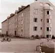 Under 1960-talet byggdes ett stort antal lägenheter i Sverige. I Kalmar var NJ Andersson och son, under ledning av Jörgen Tegnander, en av de stora byggherrarna. Bilden visar ett av deras nybyggda kvarter.