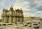 Vykort som visar torghandel vid domkyrkan på Stortorget.