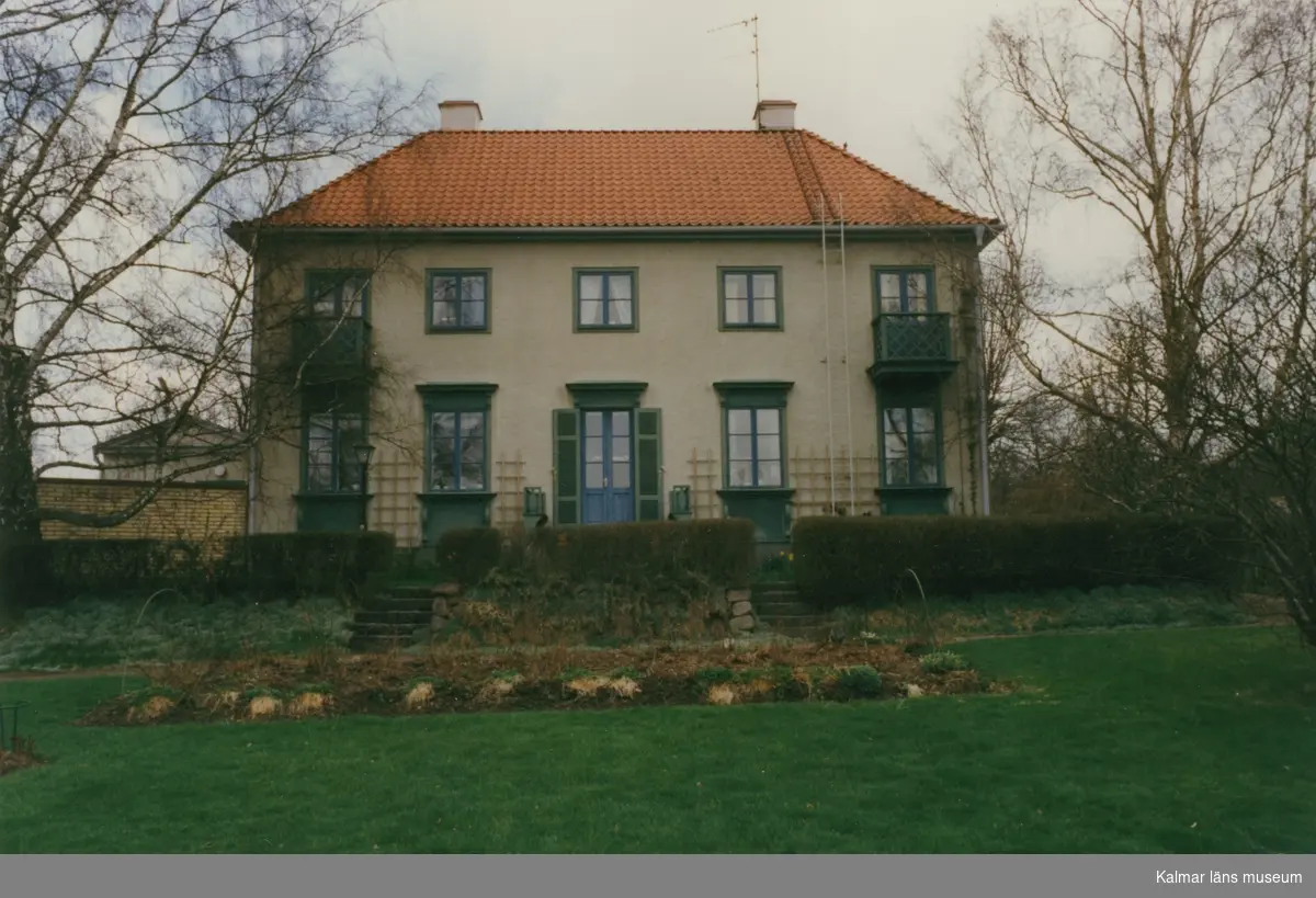 Villan heter Klettorp. Befinner sig på Ringvägen 24 i Vimmerby, ritat 1929 av professor Ragnar Östberg för landsfiskal H. Klette. Ägare 1988 Sam Brantemo.