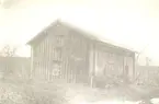 Gammal stuga i Ekelida, byggd omkring 1700. Riven 1925.