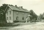 En man släcker törsten vid en brunn vid en fastighet i Ilingetorp.