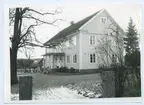Mangårdsbyggnad  i Tveta från bygatan.