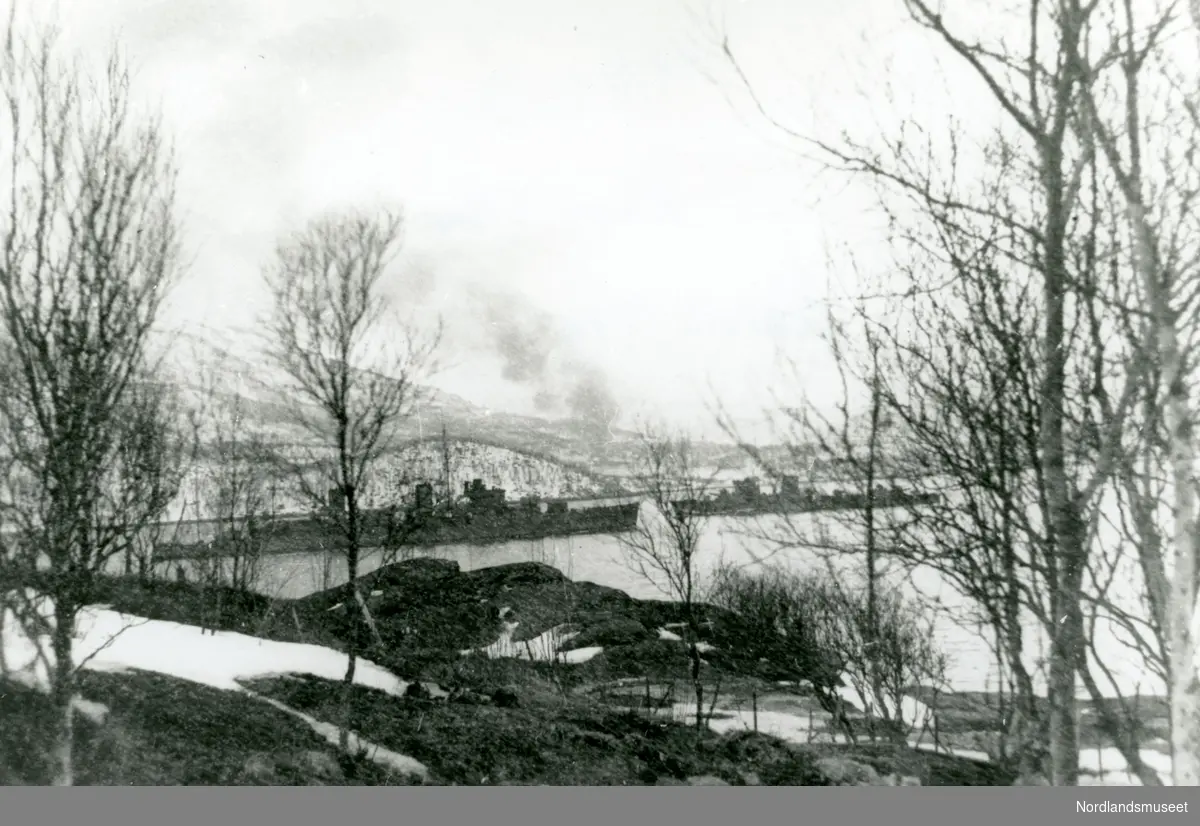 KRIGSSKIP PÅ NARVIK HAVN 1940.