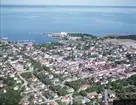 Flygfoto över Borgholm. Staden med byggnader, hamn och Kalmarsund.