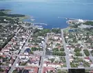 Flygfoto över Borgholm. Staden med byggnader, hamn och Östersjön.