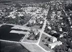 Flygfoto över Borgholm. Samhället med byggnader hamn och vägar.