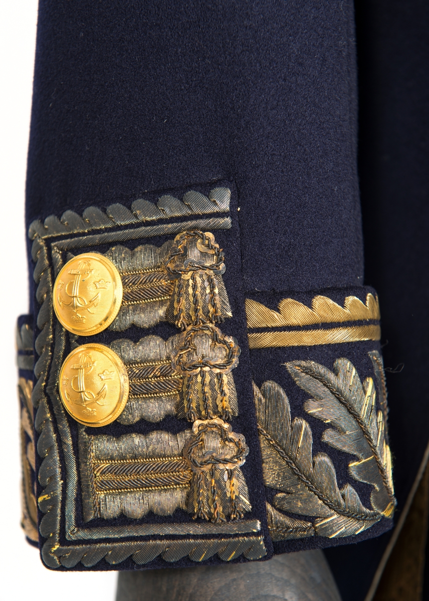 Frack M/1878 för flaggman (vice amiral) med två epåletter. 
Uniformen har tillhört viceamiral Helge Strömbäck.