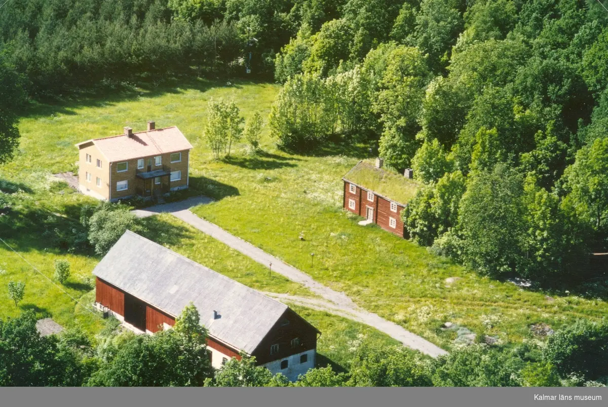 Flygfoto på en gårdsmiljö. Bönemåla 1:2 mellan Knivingaryd och Alsterbro. Flerfamiljshus ladugård och ekonomibyggnad.