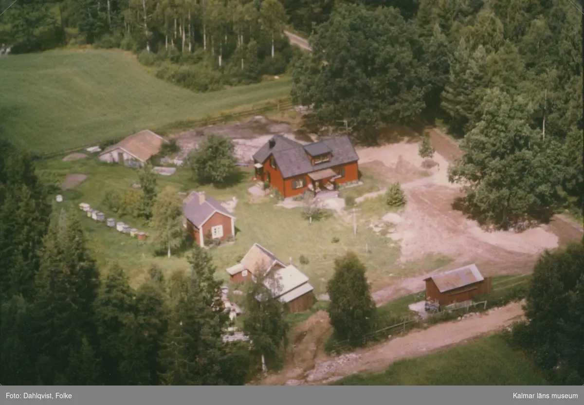 Bostadshus och uthus vid skog och åkermark i Madesjö.