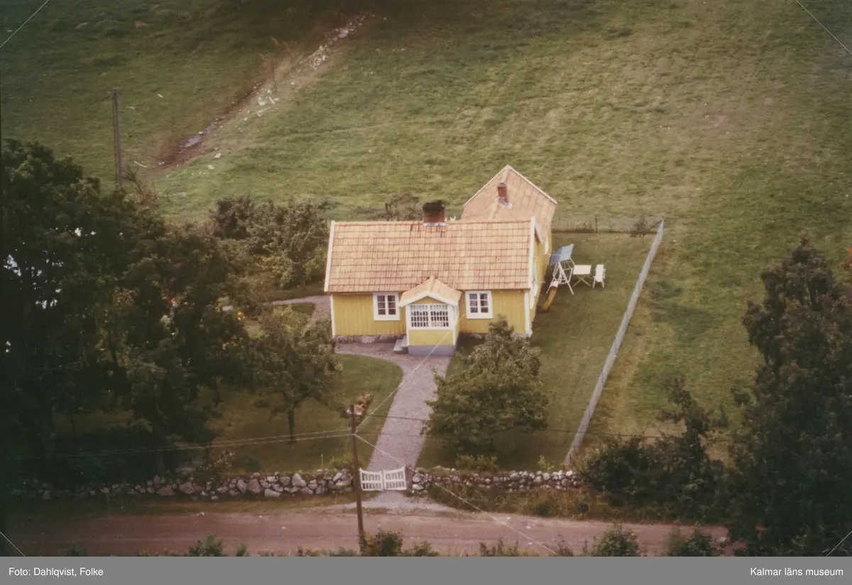 En enkelstuga med tillbyggnad och trädgård.