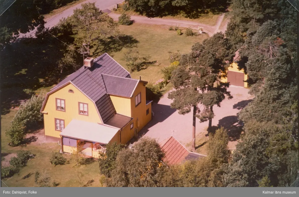 Bostadshus med tillbyggnad och garage i Arby socken.