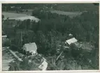 Flygbild över Germundslycke Hönseri med bostadsbyggnad och hönseri.