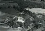 Flygfoto över Arby kyrka.