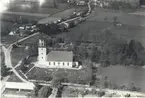 Flygfoto över Runstens kyrka.