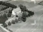 Flygfoto över Dörby kyrka.