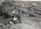 Flygfoto över Läckeby. Den ena bilden visar det obeskurna fotot, det andra beskärningen till vykort.