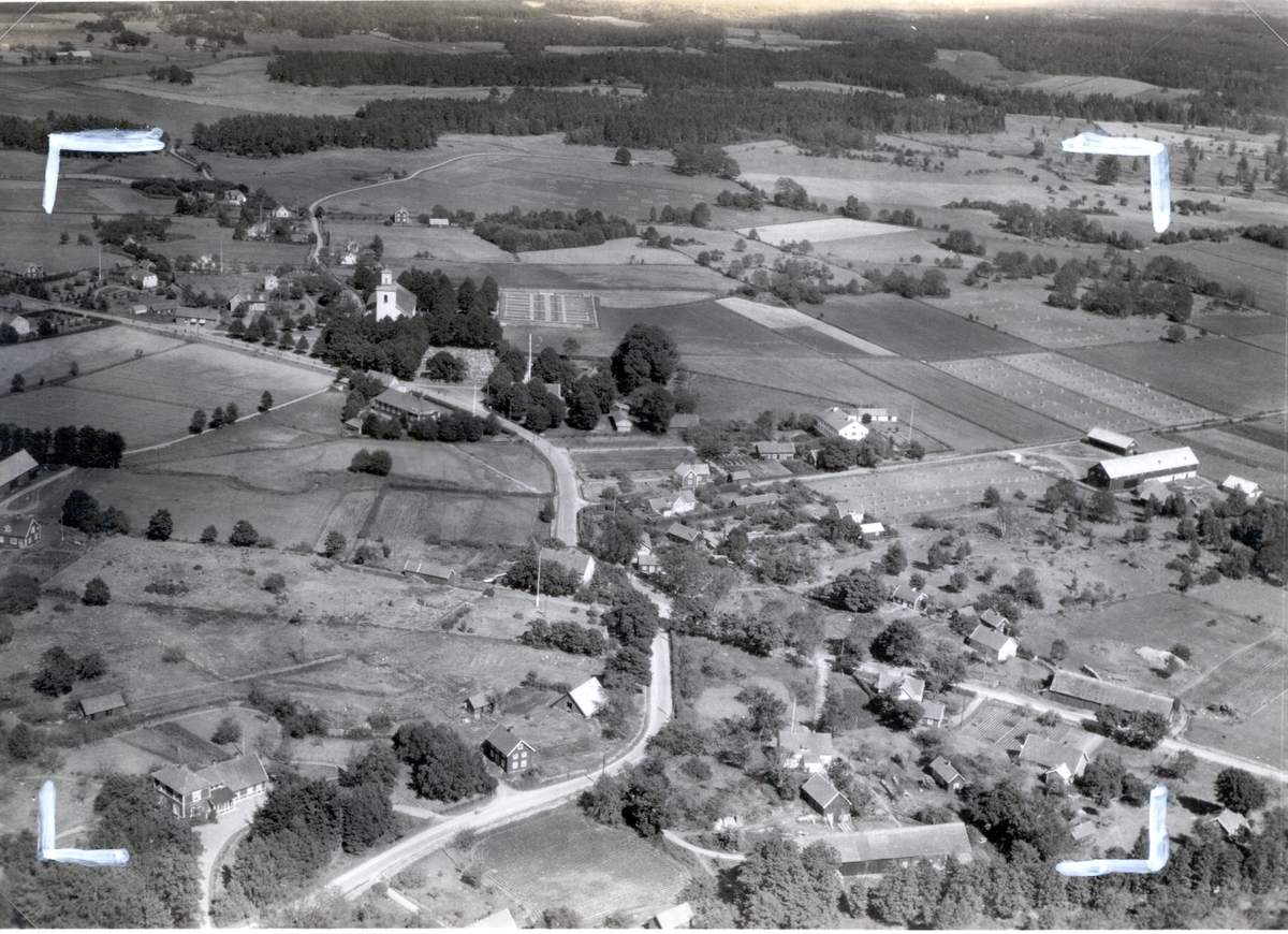 Flygfoto över Ålems kyrkby. Den ena bilden visar det obeskurna fotot, det andra beskärningen till vykort.