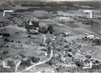 Flygfoto över Ålems kyrkby. Den ena bilden visar det obeskurna fotot, det andra beskärningen till vykort.