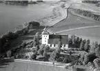 Flygfoto över Järeda kyrka.