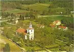 Flygfoto över Långemåla kyrka.