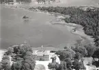 Vy över Björnö herrgård. Björnö Slott ligger naturskönt vid Kalmarsund bara 10 minuter norr om Kalmar.  Gården har anor från 1300-talet och dagens huvudbyggnad byggdes på 1850-talet.
