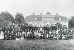 Gruppfoto framför Värnanäs gård. Bilden är tagen framför den 