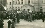 Gustaf V talar på Centralstationen i Kalmar.