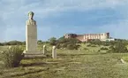 Borgholms slottsruin med bysten av drottning Victoria i förgrunden, på Alvaret.