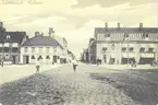 Larmtorget i Kalmar. De hus som syns på denna bild från runt sekelskiftet 1900 finns faktiskt kvar än idag, 2024.