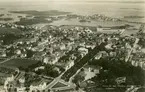 Flygfoto över Kalmar. Staden med bebyggelse och Kalmarsund.