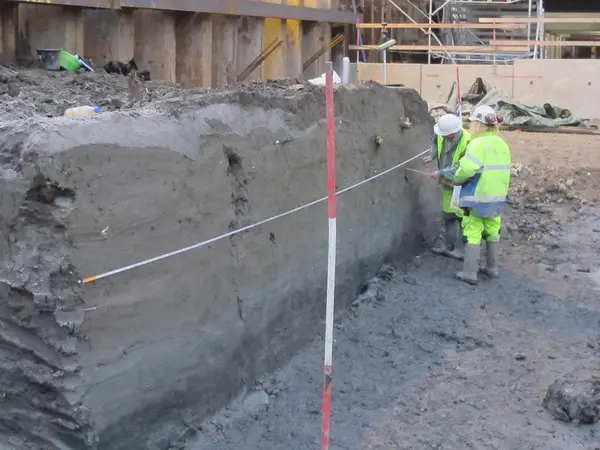 Arkeologer tegner jordprofil på feltet Barcode B13.