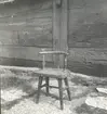 En stol och träfasad i Folkeslunda.