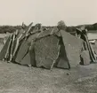 Kalkstensflisor vid hamnen i Stora Rör.