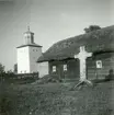 En kyrka, stenkors och lada i Föra.