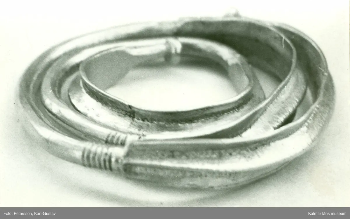Armring i guld ur Skedemosseskatten.
