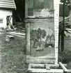 Dörr med målad dekor, hittad i flygeln vid gårdens restaurering  1954.