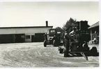 Gengasdriven stationär motor för drivning av krossverk och vägstyrelsens första vägskrapa med hytt, inköpt år 1937.