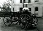 Ångdriven brandspruta som drogs av två hästar. Finns att bese på Brandstationen. 1885 års modell. Använd sista gången vid Ångkvarnsbranden 1935. Blev museiföremål 1944. Var så välskött och fin att Stockholms stad lånade den till en utställning.