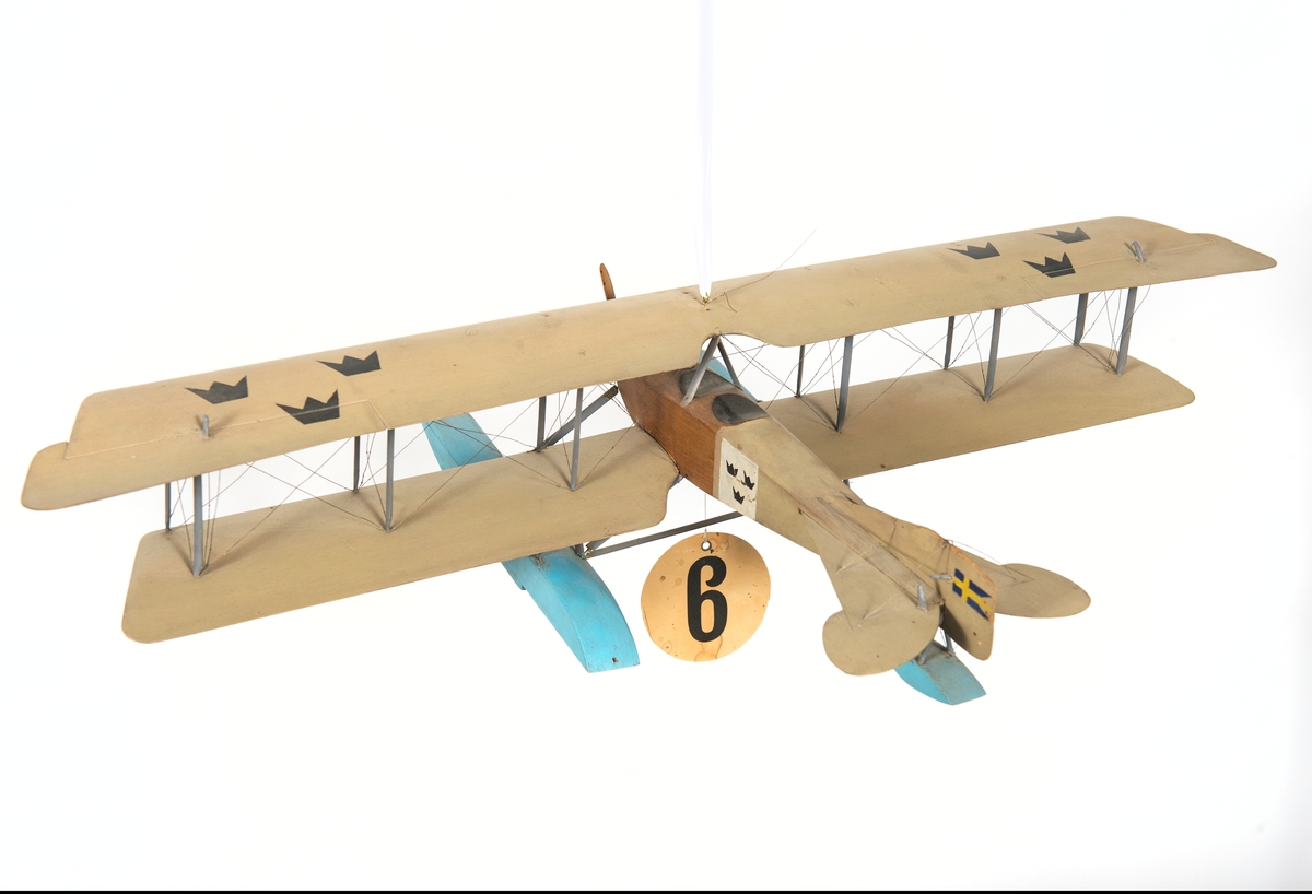 Flygplan, Thulin 11-15. Enmotorigt biplan med två stora och en liten flottör. Inbyggd flygkropp mellan vingarna. Vingarna smala och nästan lika långa med bredare akterkant. Två horisontala roder något skjutande utanför ändarna å övervingen.

Stjärt med triangelformad bäryta och två hjärtformade horisontala roder samt ett fyrkantigt vertikalroder. Flottörerna konvergera något föröver. Gråmålad. Sittrum brunt, flottörer blå. Tre svarta kronor på vingar och flygkropp samt svensk örlogsflagg på vertikalrodret. Stöttor och stag av metall.