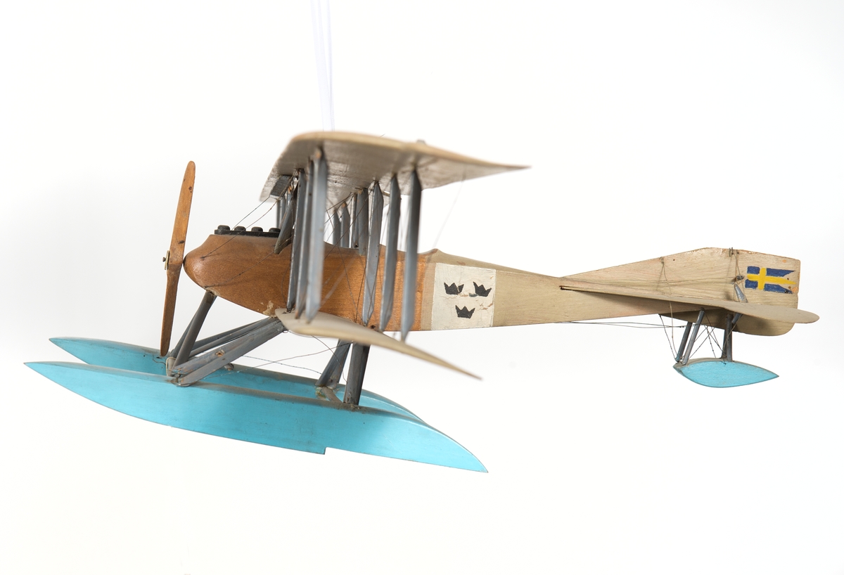 Flygplan, Thulin 11-15. Enmotorigt biplan med två stora och en liten flottör. Inbyggd flygkropp mellan vingarna. Vingarna smala och nästan lika långa med bredare akterkant. Två horisontala roder något skjutande utanför ändarna å övervingen.

Stjärt med triangelformad bäryta och två hjärtformade horisontala roder samt ett fyrkantigt vertikalroder. Flottörerna konvergera något föröver. Gråmålad. Sittrum brunt, flottörer blå. Tre svarta kronor på vingar och flygkropp samt svensk örlogsflagg på vertikalrodret. Stöttor och stag av metall.
