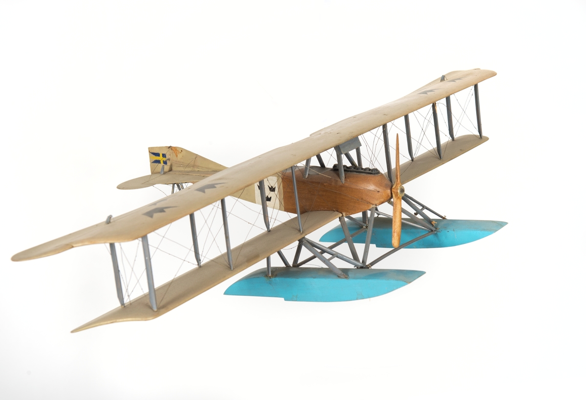 Flygplan, Thulin 11-15. Enmotorigt biplan med två stora och en liten flottör. Inbyggd flygkropp mellan vingarna. Vingarna smala och nästan lika långa med bredare akterkant. Två horisontala roder något skjutande utanför ändarna å övervingen.

Stjärt med triangelformad bäryta och två hjärtformade horisontala roder samt ett fyrkantigt vertikalroder. Flottörerna konvergera något föröver. Gråmålad. Sittrum brunt, flottörer blå. Tre svarta kronor på vingar och flygkropp samt svensk örlogsflagg på vertikalrodret. Stöttor och stag av metall.