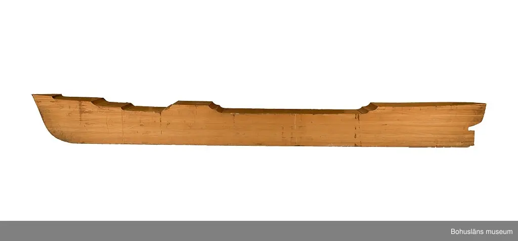 Halvmodell i skala 1:50 för nybygge nr.124 M/T "Astrid Elisabeth". 
Modellen längd är 3,25 meter, fartygets längd 162, 4 meter.
Skiktlimmad björklamell med utritade och numrerade fartygsplåtar.